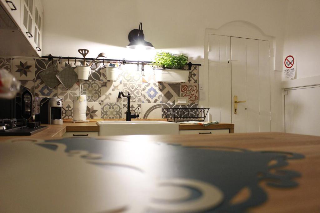 una cocina con fregadero y encimera en Alle Volte ..., en Matera