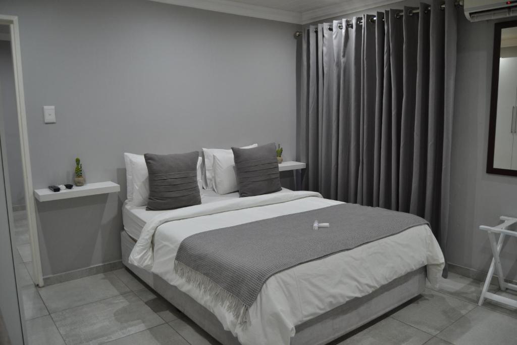 Postel nebo postele na pokoji v ubytování African Sands Guesthouse LOAD SHEDDING FREE