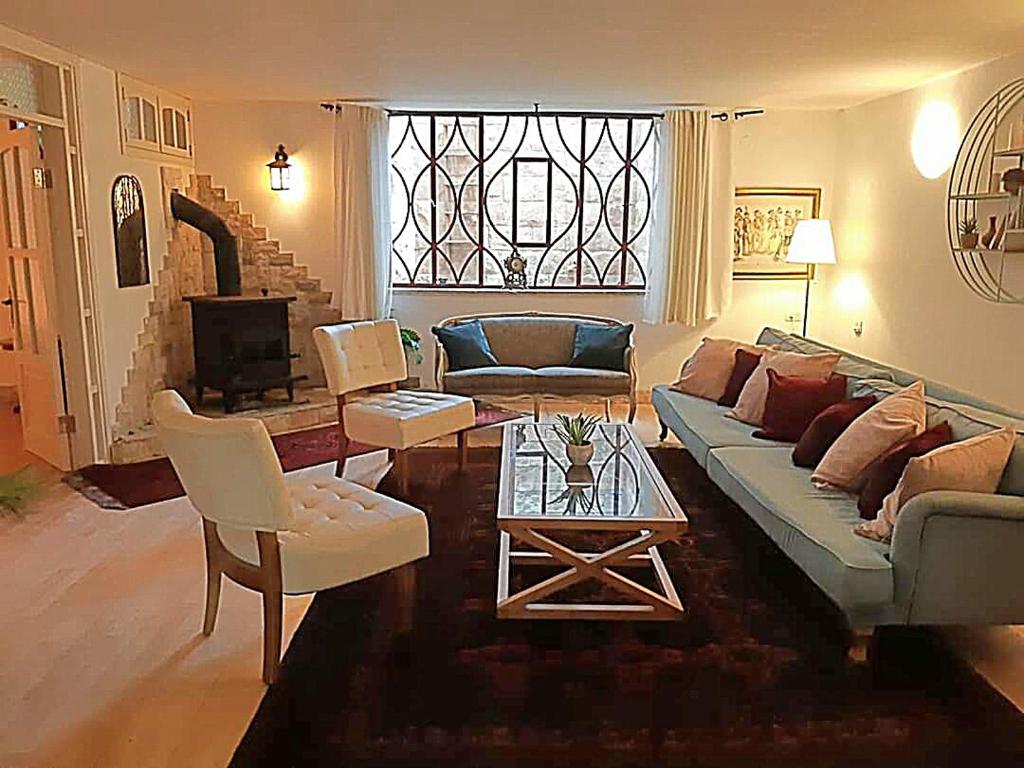 een woonkamer met een bank en een tafel bij דירת מסע בגליל in Bethlehem (Galilea)