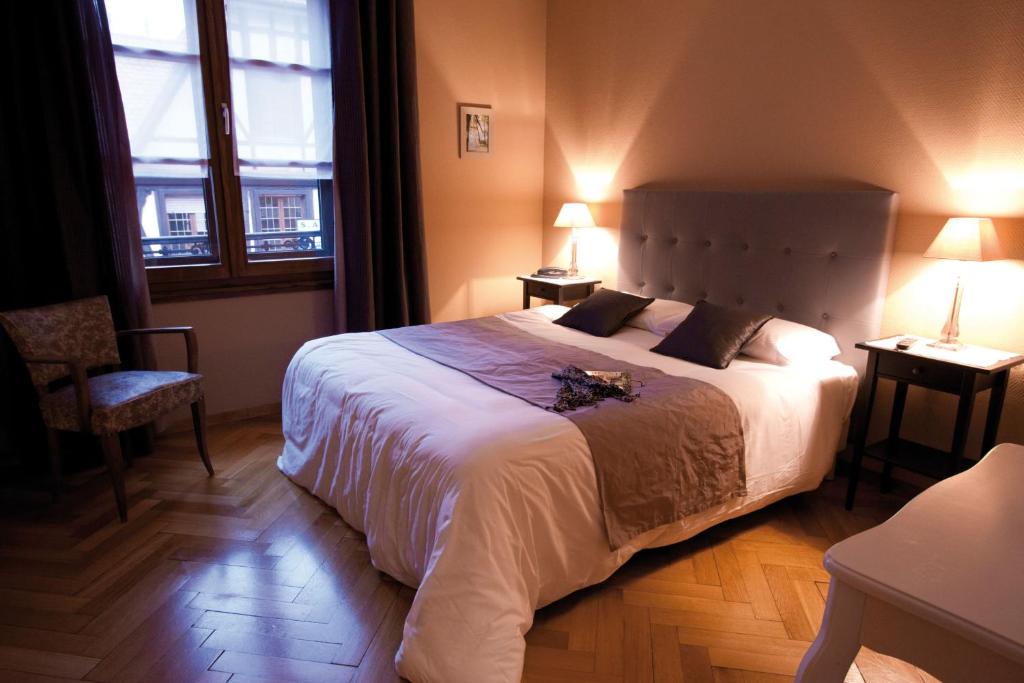Postel nebo postele na pokoji v ubytování Le Gouverneur Hotel
