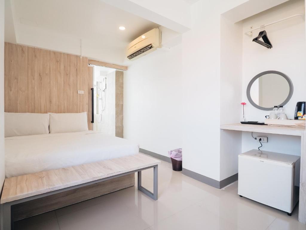 Loyy Hotel - Standard Double Room