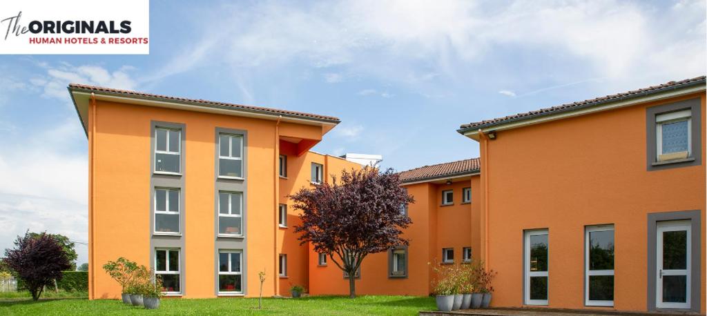 un edificio arancione con un albero di fronte di The Originals Boutique, Hôtel Marytel, Montbrison (Inter-Hotel) a Montbrison