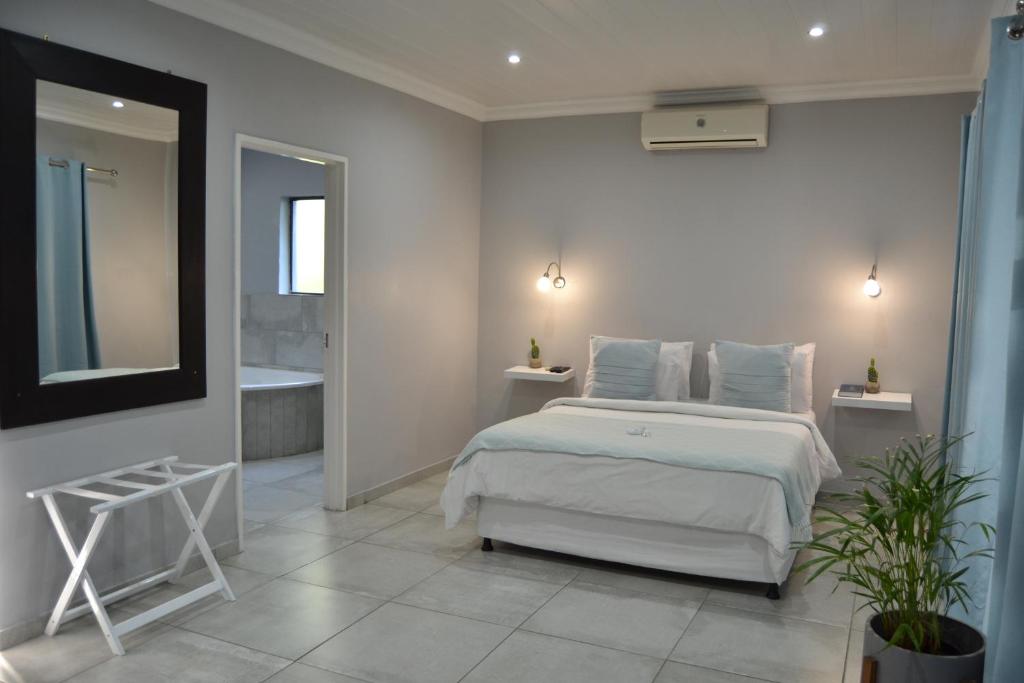 Postel nebo postele na pokoji v ubytování African Sands Guesthouse LOAD SHEDDING FREE