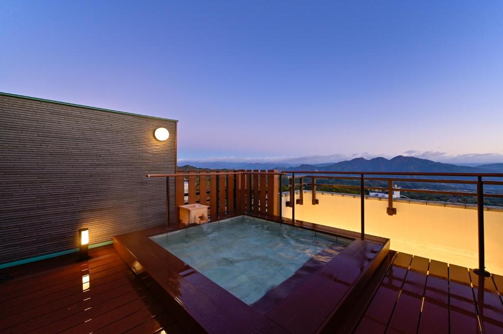 澀川市的住宿－麥馬思杜肯酒店，房屋阳台的热水浴池