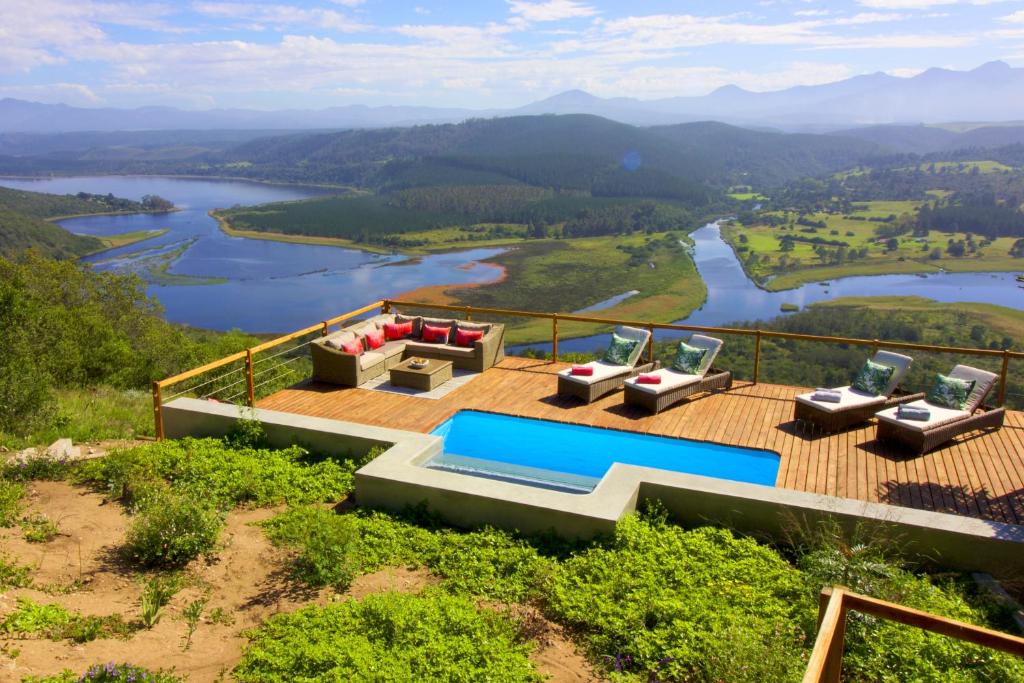 une maison sur une colline avec vue sur la rivière dans l'établissement Kambaku @ Sea, à Sedgefield