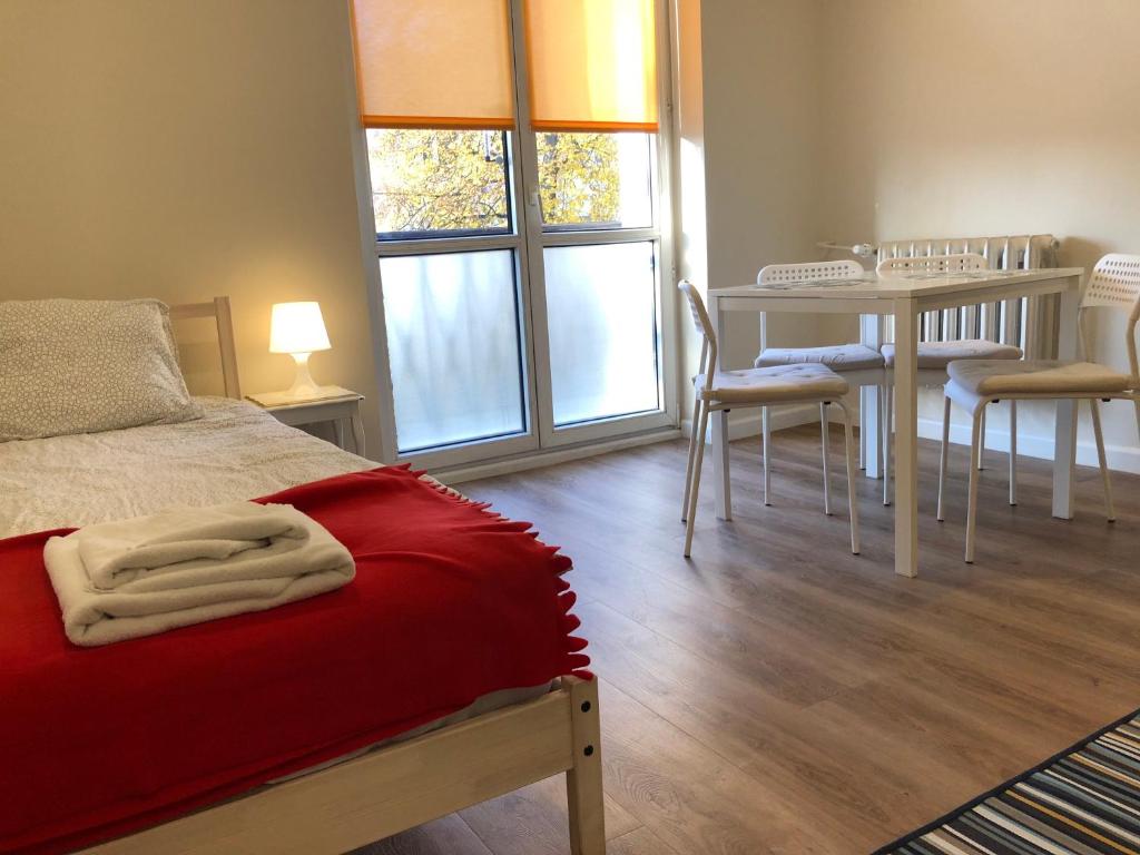 ルブリンにある#VisitLublin Apartments Premium Wschodniaのベッドルーム1室(ベッド1台、テーブル、椅子付)