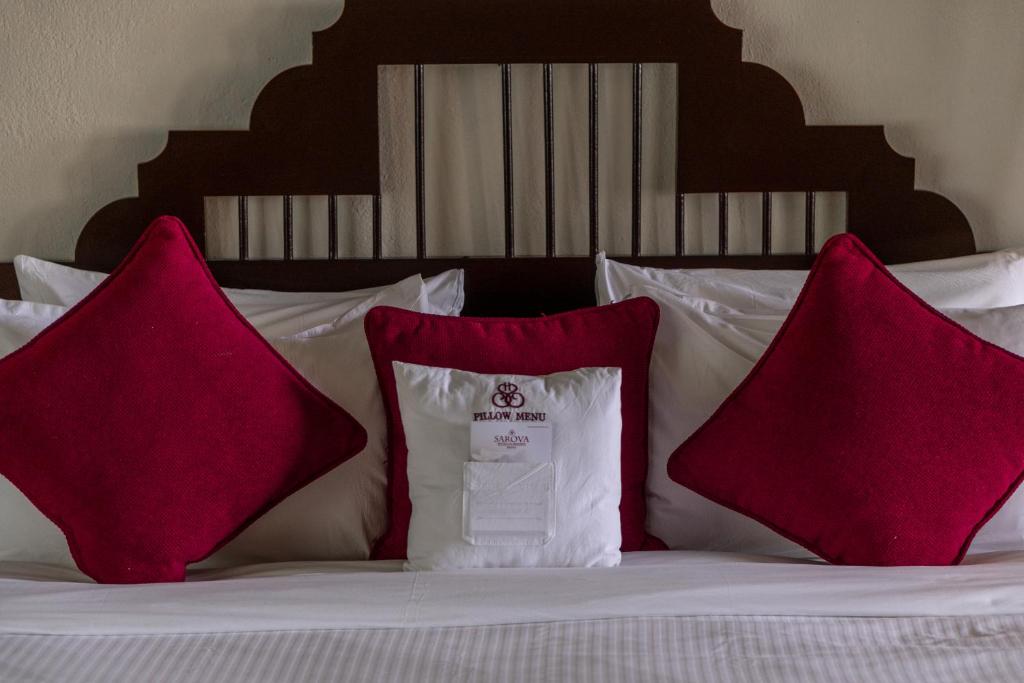 Rúm í herbergi á Sarova Shaba Game Lodge