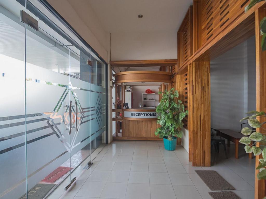 Kuchyň nebo kuchyňský kout v ubytování RedDoorz near Gajah Mada Pontianak