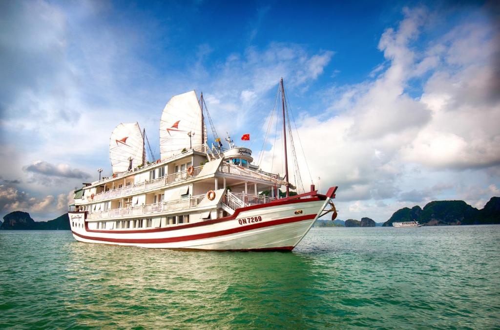 Signature Royal Halong Cruise في ها لونغ: قارب في الماء