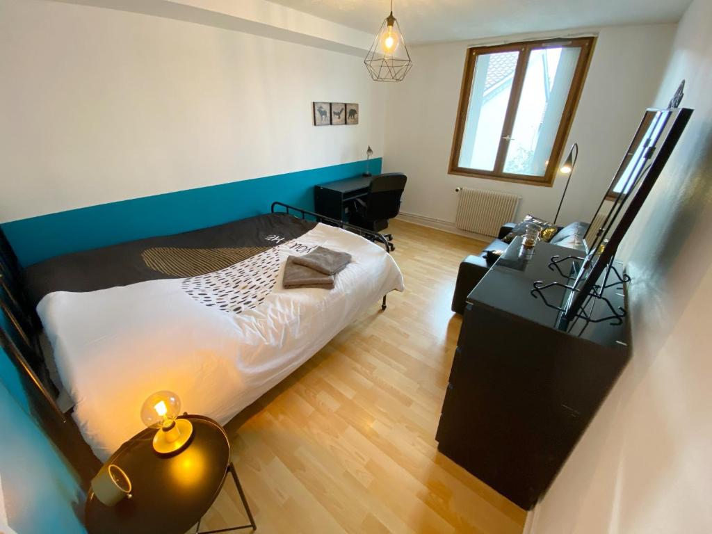 - une chambre avec un lit et un bureau dans l'établissement 09 CHIC & COSY GRAND APPART 4 PIÈCES 75m2 HYPERCENTRE WIFI SMART TV NETFLIX, à Saint-Étienne
