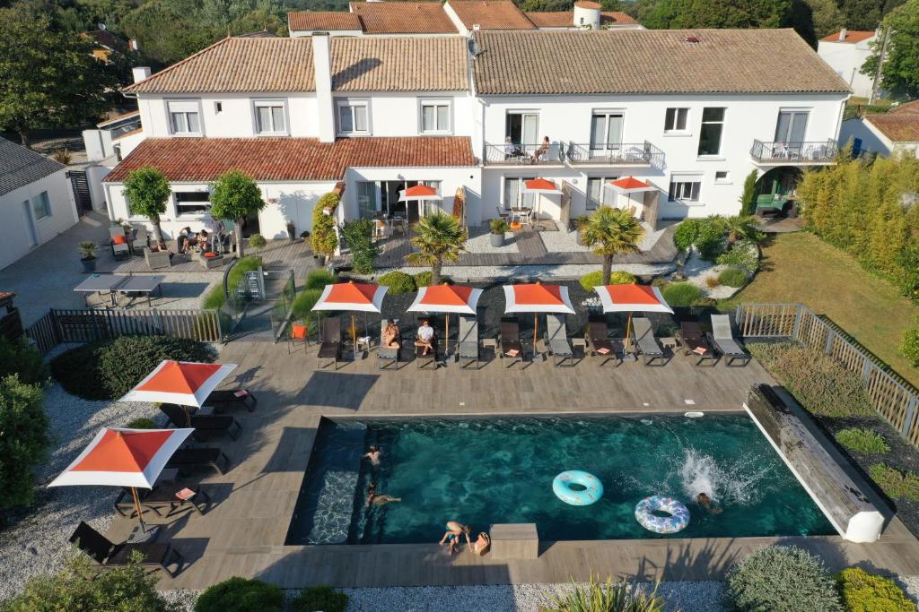  Elle offre une vue aérienne sur un hôtel doté d&#39;une piscine. dans l&#39;établissement Hôtel Le Vert Bois, à Dolus-d&#39;Oléron