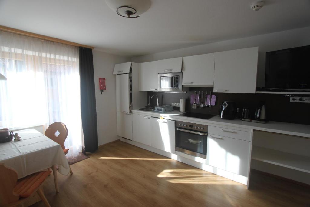 Kuchyň nebo kuchyňský kout v ubytování Gästehaus Waldrand Garni