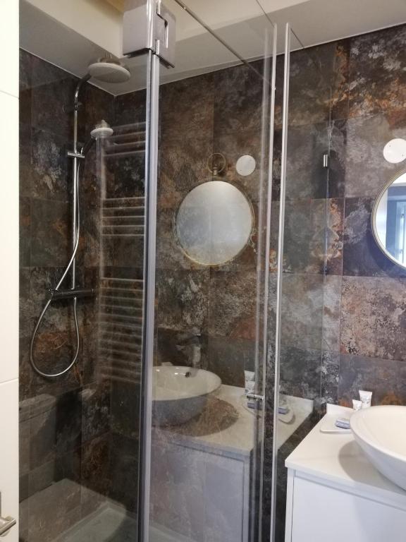 a bathroom with a shower and a sink at Chalet O Amorzinho Sintra Praia in Sintra