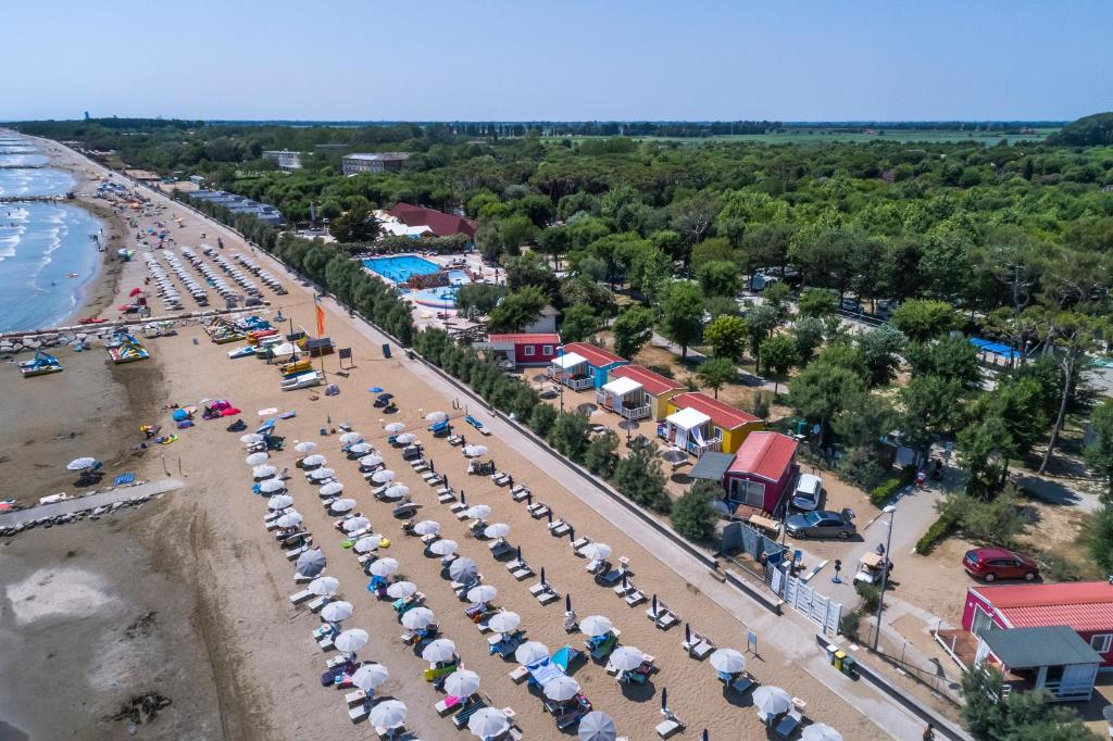an aerial view of a beach with umbrellas at Villaggio San Francesco in Duna Verde