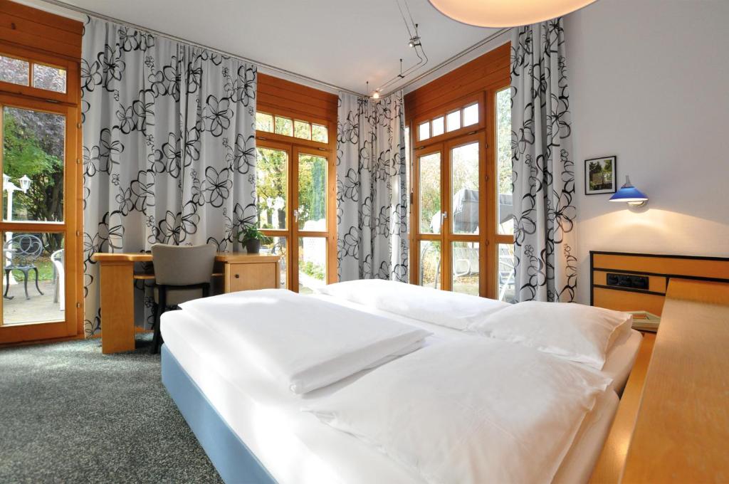Postel nebo postele na pokoji v ubytování Villa Waldperlach by Blattl
