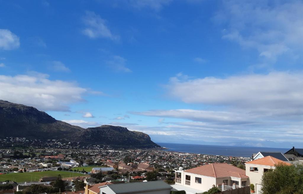 uitzicht op een stad met bergen en de oceaan bij A Place in Thyme in Fish hoek