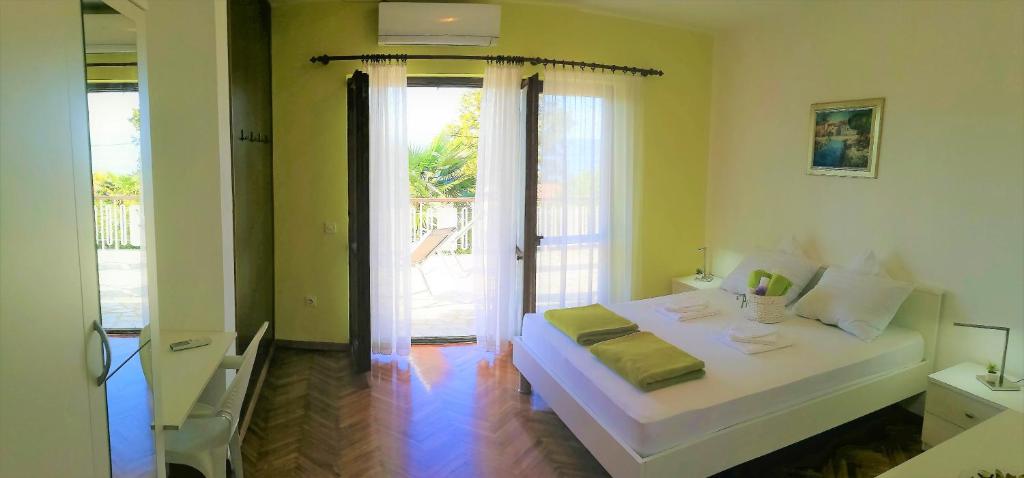Łóżko lub łóżka w pokoju w obiekcie Apartments Martina