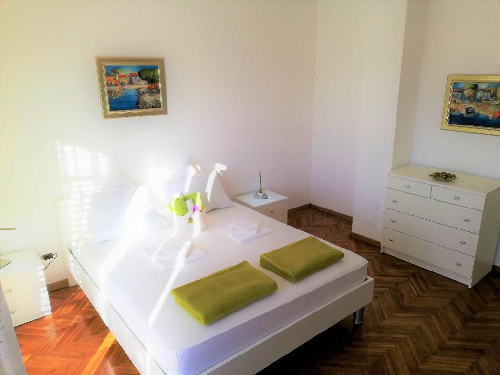 Łóżko lub łóżka w pokoju w obiekcie Apartments Martina