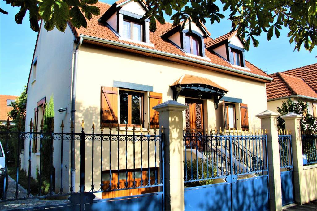 a white house with a black fence at Flat appartement 7 min from Paris Orly in Choisy-le-Roi