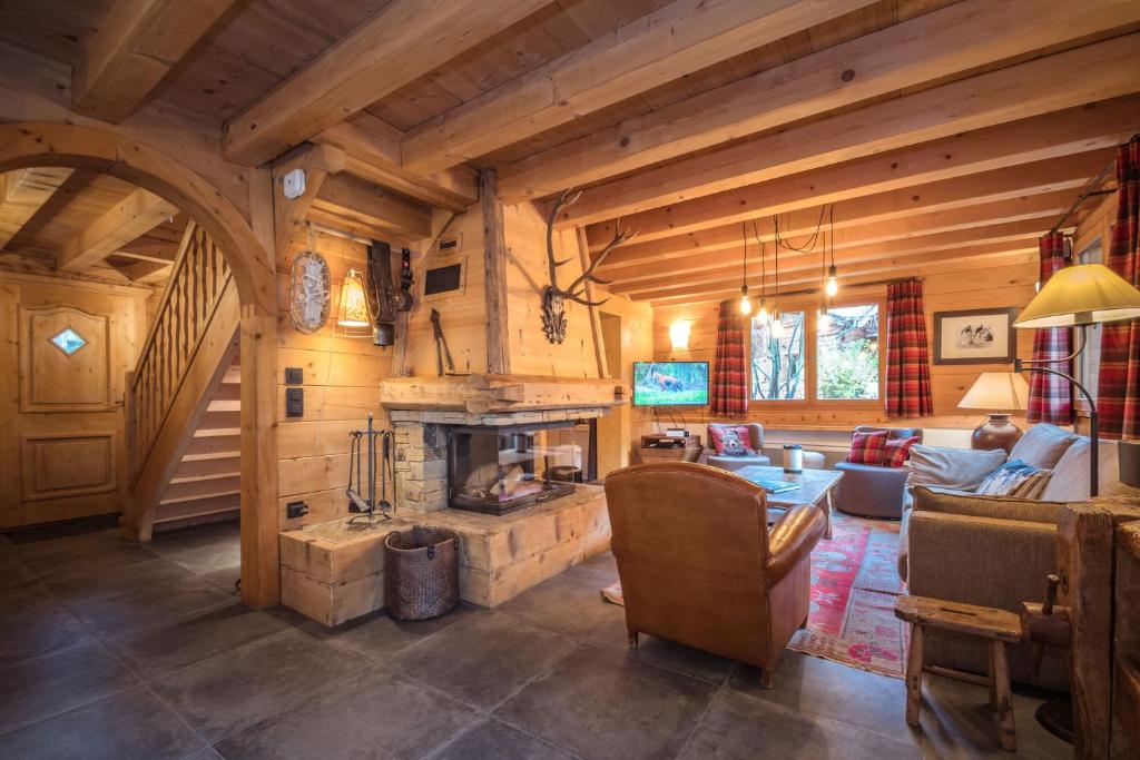 Cabaña de madera con sala de estar con chimenea en Chalet Macha, en Chamonix-Mont-Blanc