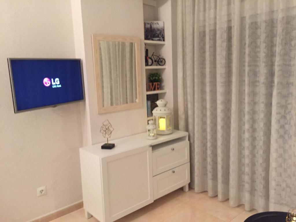 Televízia a/alebo spoločenská miestnosť v ubytovaní Estudio en 1ª Línea en Santa Clara