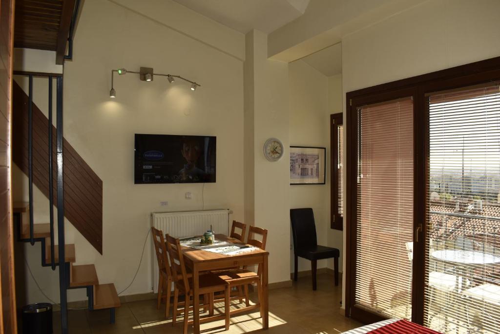 Televízia a/alebo spoločenská miestnosť v ubytovaní Kripis Studio Thessaloniki