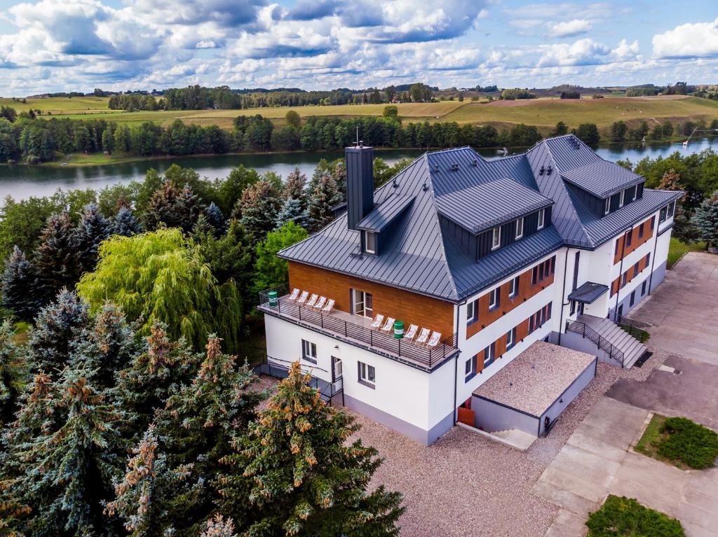 una vista aérea de una casa con techo en Centrum Konferencyjno Wypoczynkowe Szelment en Jeleniewo