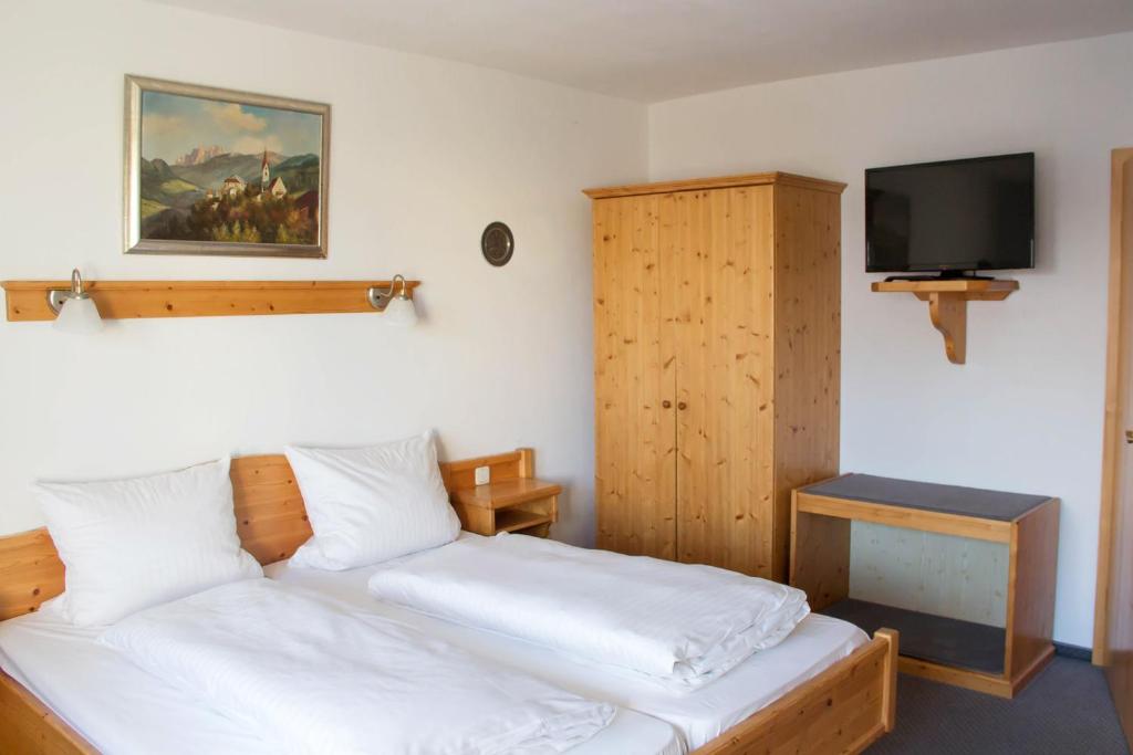 Postel nebo postele na pokoji v ubytování Hotel Gasthof Weißer Löwe