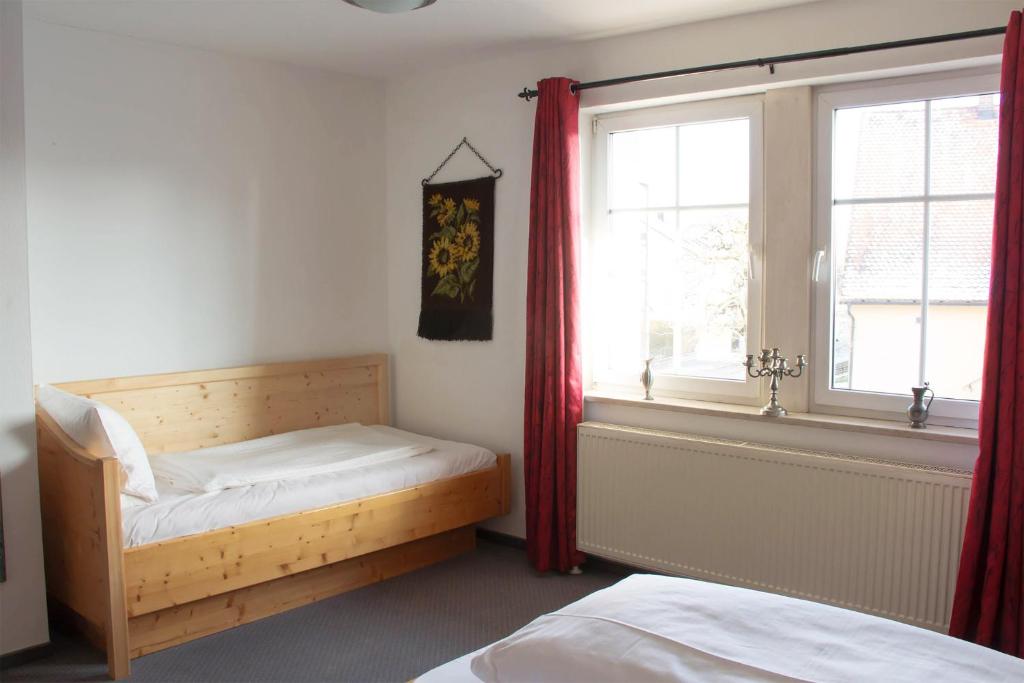 Postel nebo postele na pokoji v ubytování Hotel Gasthof Weißer Löwe