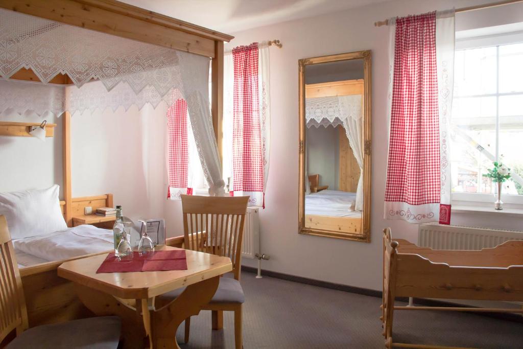 Postel nebo postele na pokoji v ubytování Hotel Gasthof Weißer Löwe