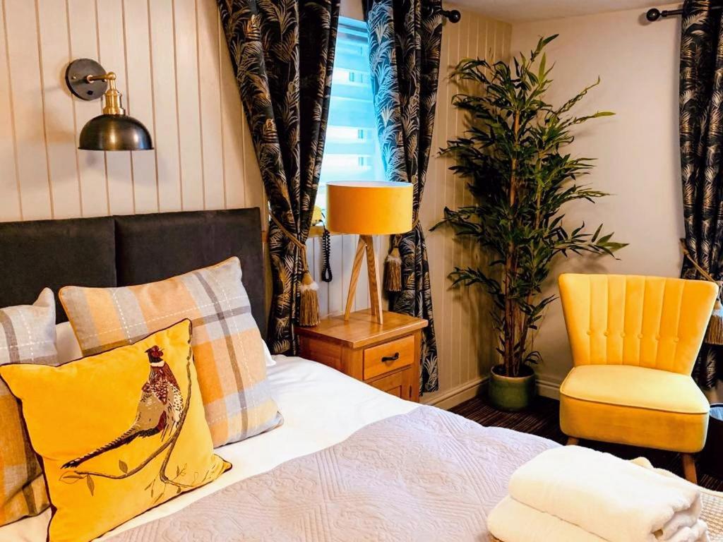 Postel nebo postele na pokoji v ubytování Chester House Hotel
