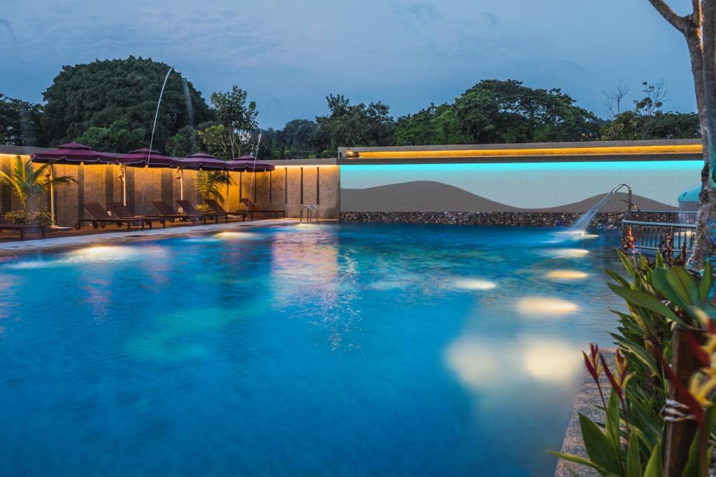 A piscina em ou perto de Ibis Melaka