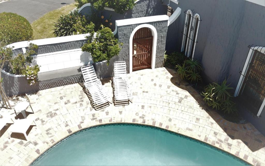 een zwembad voor een huis bij Panorama Indlu in Kaapstad