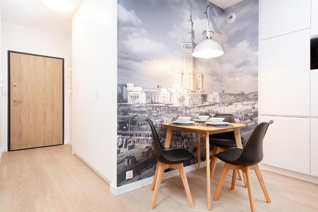 Televízia a/alebo spoločenská miestnosť v ubytovaní Apartments Warsaw CityLink by Noclegi Renters