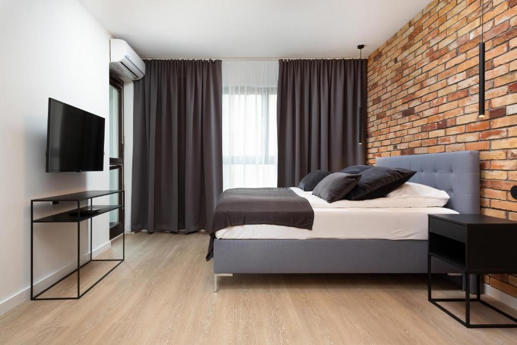 Televízia a/alebo spoločenská miestnosť v ubytovaní Apartments Warsaw CityLink by Noclegi Renters