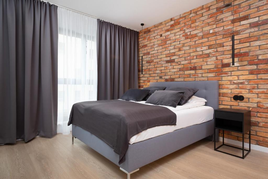 A bed or beds in a room at Apartments Warsaw CityLink by Renters