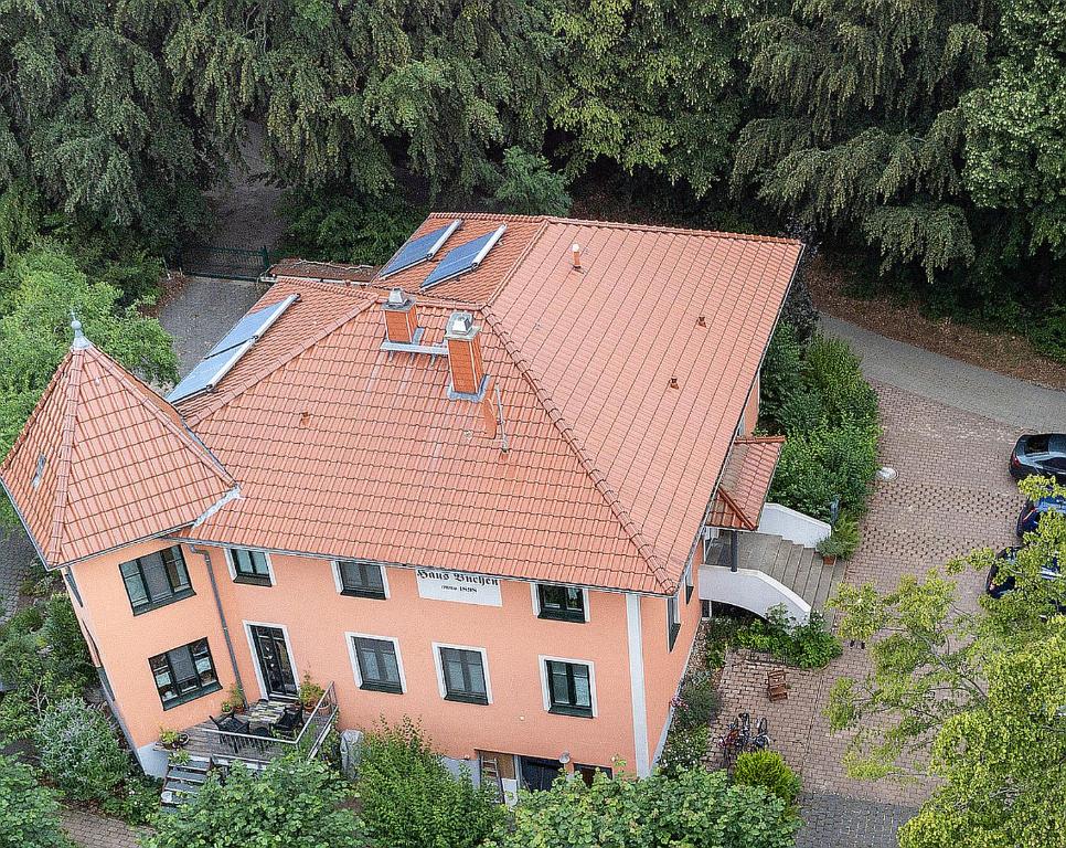 una vista aérea de una casa con techo naranja en Fewo 2 Ferienwohnung Waren Müritz - Haus Buchen am Tiefwarensee - 2 Zi, en Waren