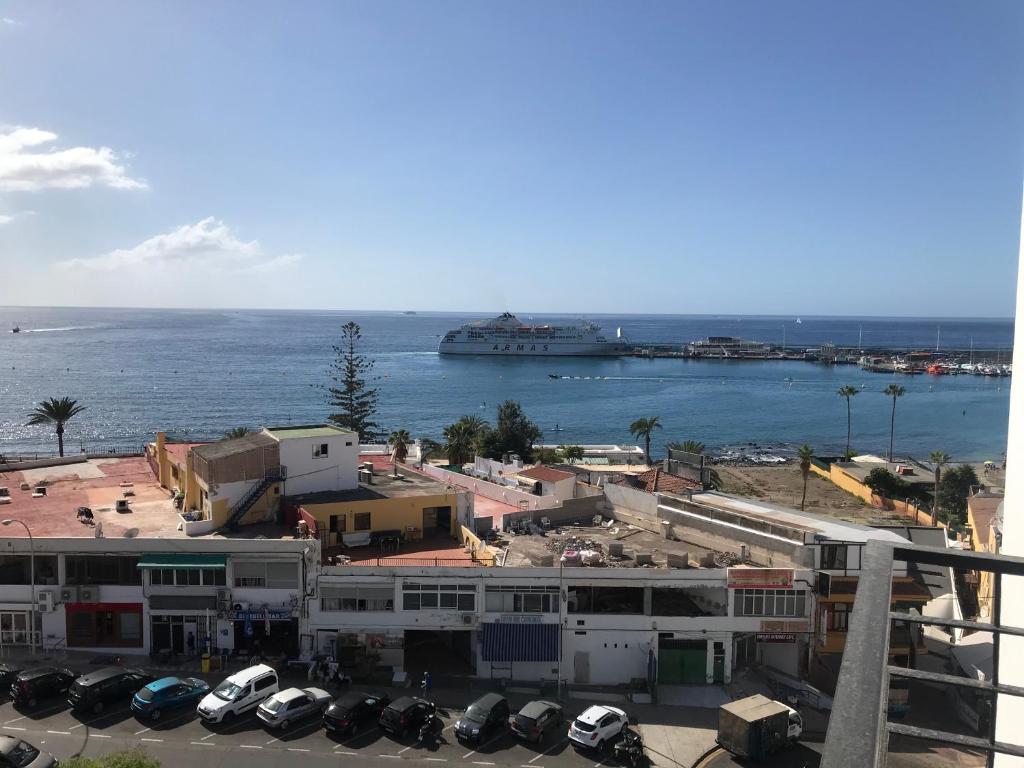 - une vue sur un port avec un bateau de croisière dans l'eau dans l'établissement Apartamento la estrella, los cristianos, à Los Cristianos