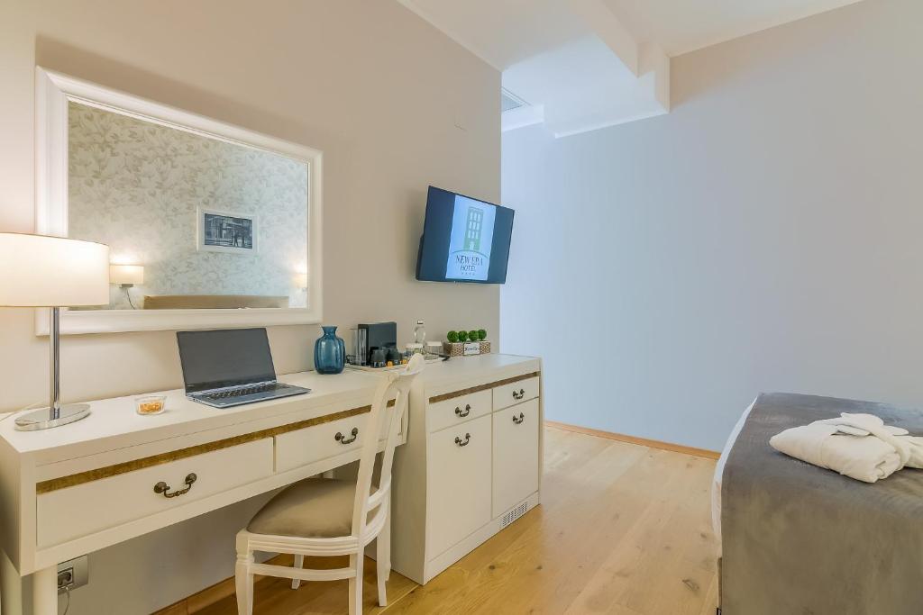 New Era Hotel Old Town Party Zone Bucharest- parking with fee nearby - NOT at the hotel ! - Resim 34