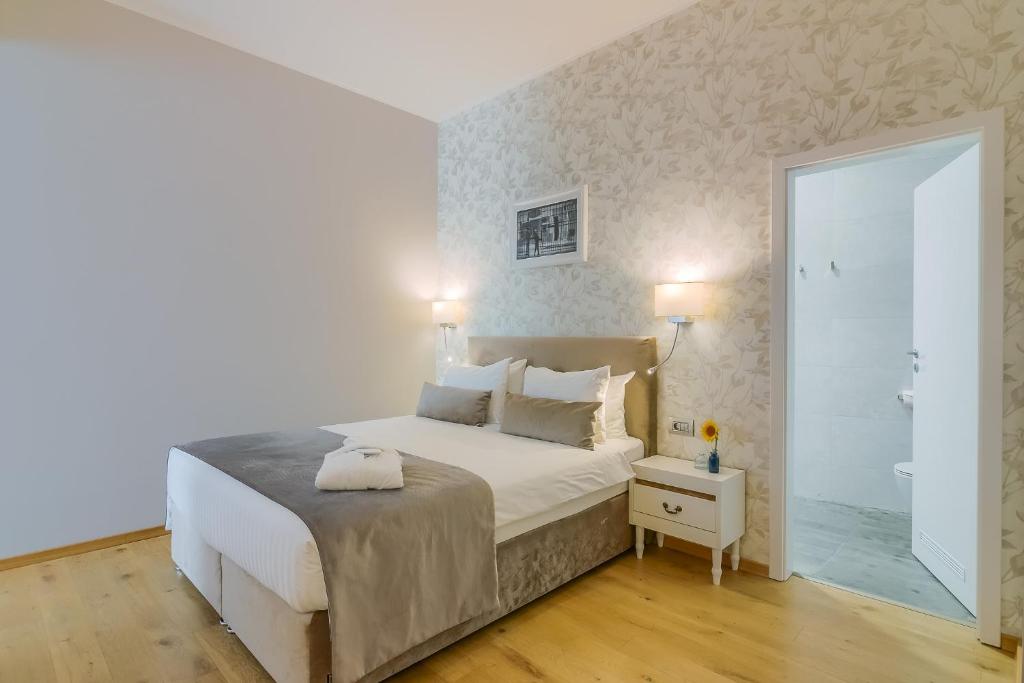 New Era Hotel Old Town Party Zone Bucharest- parking with fee nearby - NOT at the hotel ! - Resim 40