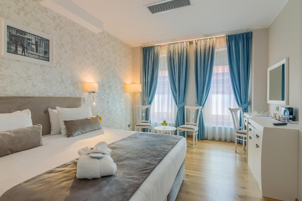 Postel nebo postele na pokoji v ubytování New Era Hotel Old Town Bucharest parking with fee nearby