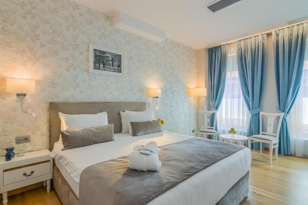 Postel nebo postele na pokoji v ubytování New Era Hotel Old Town Bucharest parking with fee nearby