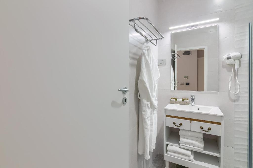 New Era Hotel Old Town Party Zone Bucharest- parking with fee nearby - NOT at the hotel ! - Resim 42