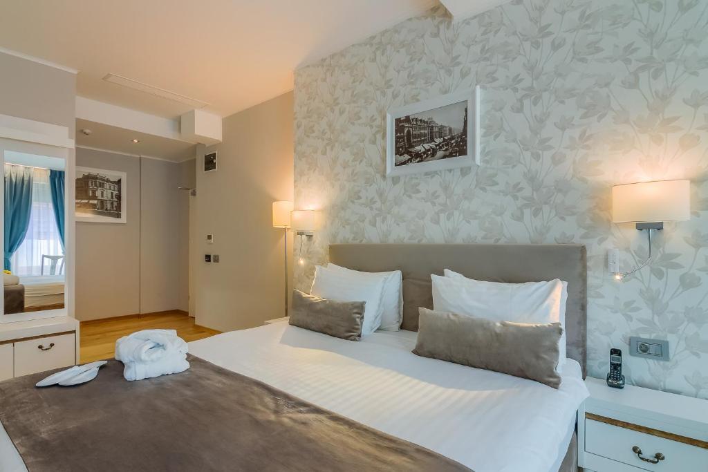 New Era Hotel Old Town Party Zone Bucharest- parking with fee nearby - NOT at the hotel ! - Resim 43