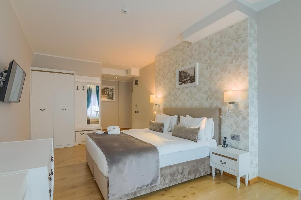 New Era Hotel Old Town Party Zone Bucharest- parking with fee nearby - NOT at the hotel ! - Resim 16