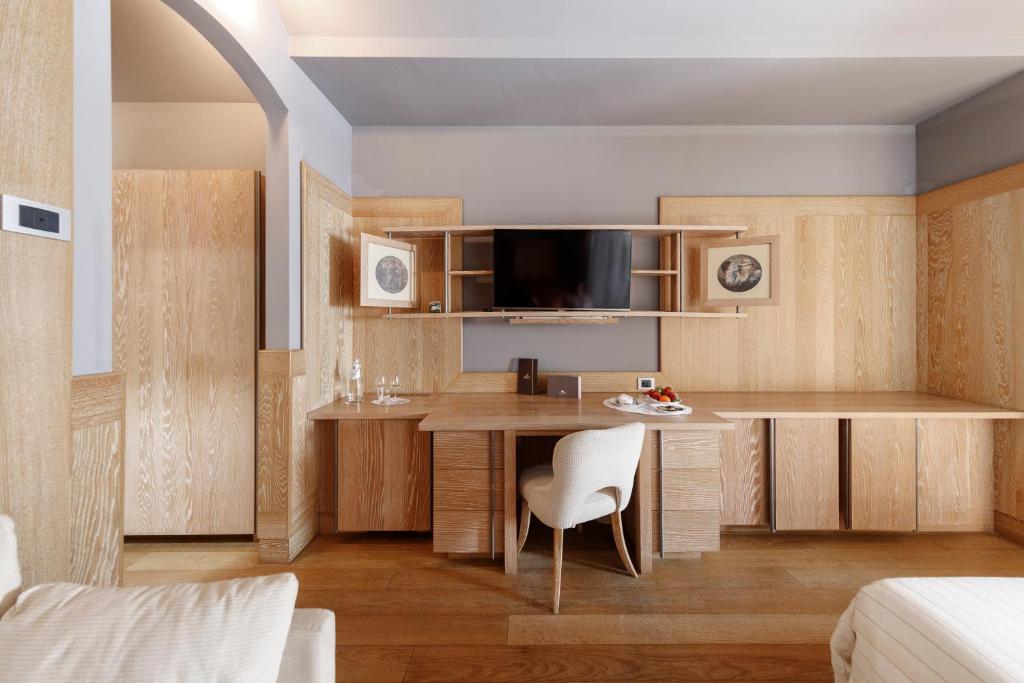 A television and/or entertainment centre at Hotel Spinale
