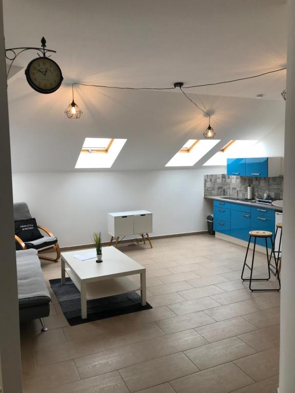 un salon avec des armoires bleues et une table blanche dans l'établissement Urban-Style-Rooftop-Apartment, à Vienne