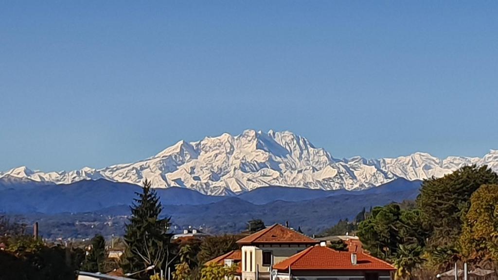 pasmo górskie z pokrytymi śniegiem górami w oddali w obiekcie APPARTAMENTI TICINO w mieście Sesto Calende