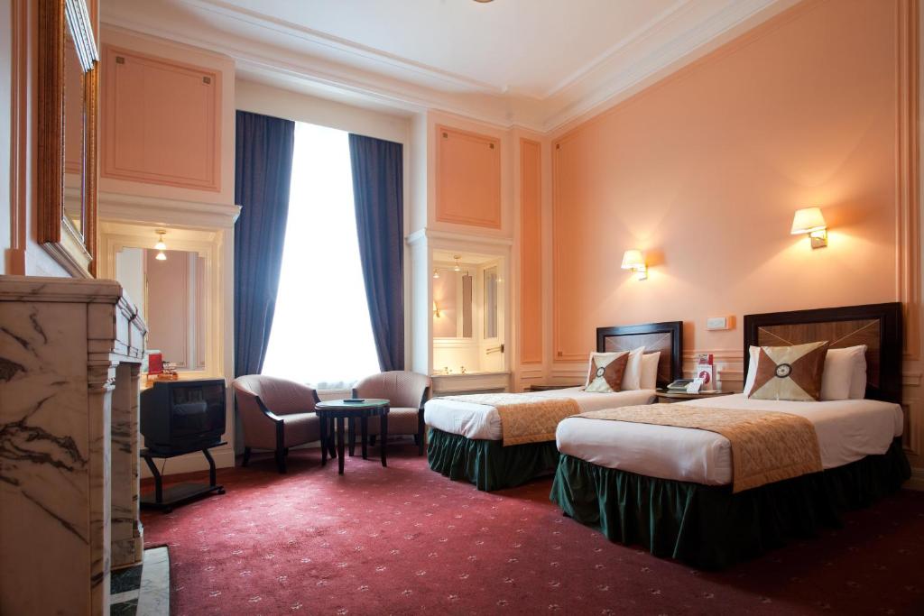 Postel nebo postele na pokoji v ubytování Adelphi Hotel
