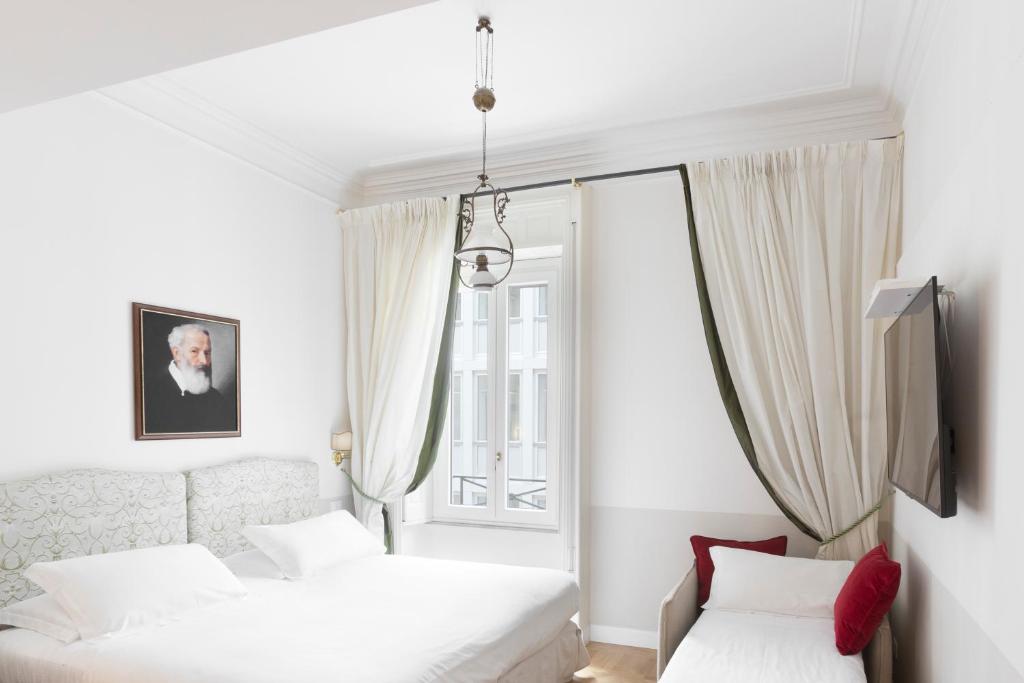 A bed or beds in a room at Relais Donna Lucrezia